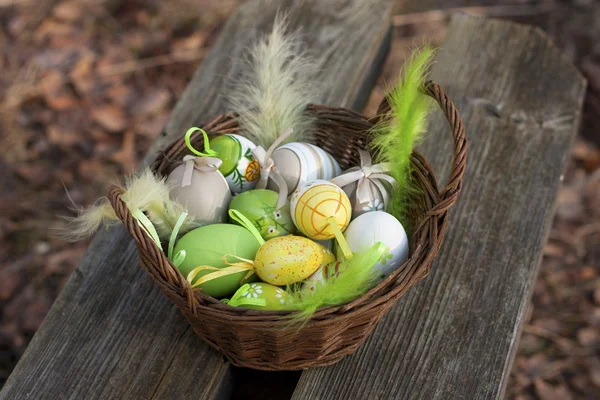 Œufs de Pâques dans un petit panier — Photo