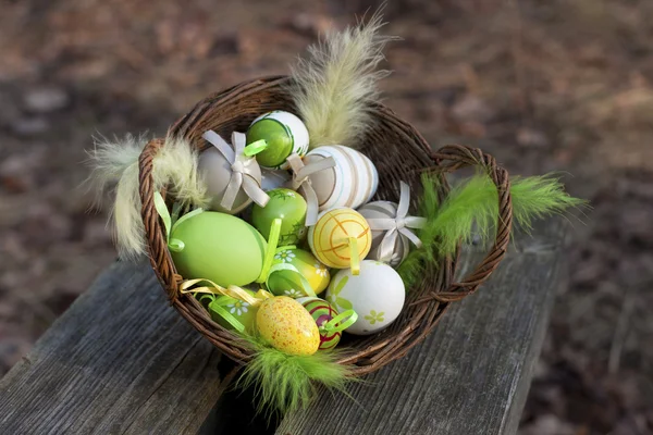 Huevos de Pascua en una pequeña cesta — Foto de Stock