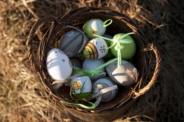 Ovos de Páscoa em cesta pequena — Fotografia de Stock