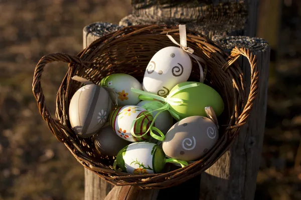 Œufs de Pâques dans un petit panier — Photo