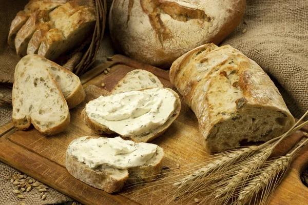 Crema de pan y queso fresco en el tablero de madera — Foto de Stock