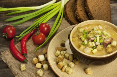 havuç ve tencerede pastırma ile bezelye çorbası