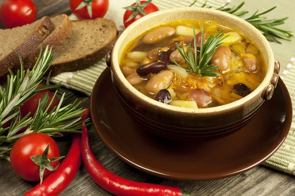 Traditionelle frische Bohnen-Suppe in der Schüssel — Stockfoto