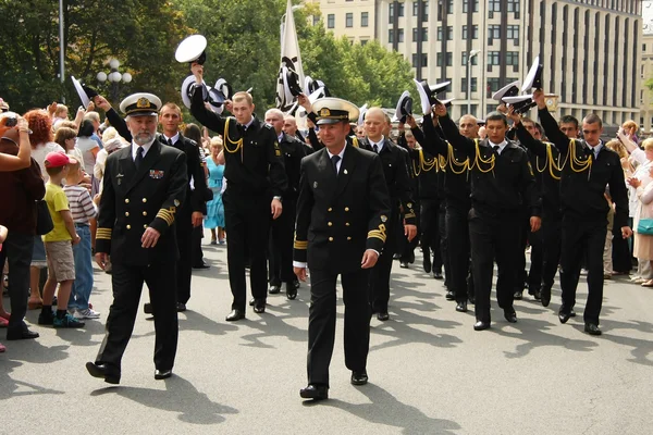Парад экипажа корабля на гонках "Высокие корабли" Baltic 2013 — стоковое фото