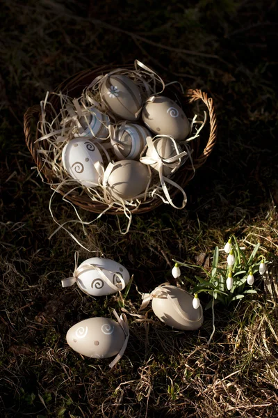 Easter eggs in wicker basket — Stock Photo, Image