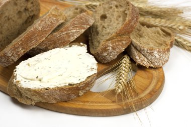 taze pişmiş geleneksel ekmek tereyağı krema ile