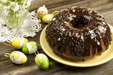 Paskalya kek ile kompozisyon ve renk yumurta