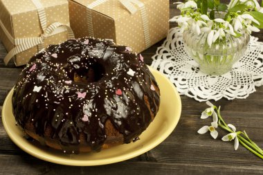 Paskalya kek hediye kutusu ve kardelen