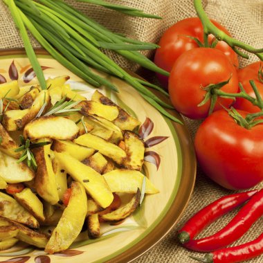 baharatlar ve biberiye fırında pişmiş patates