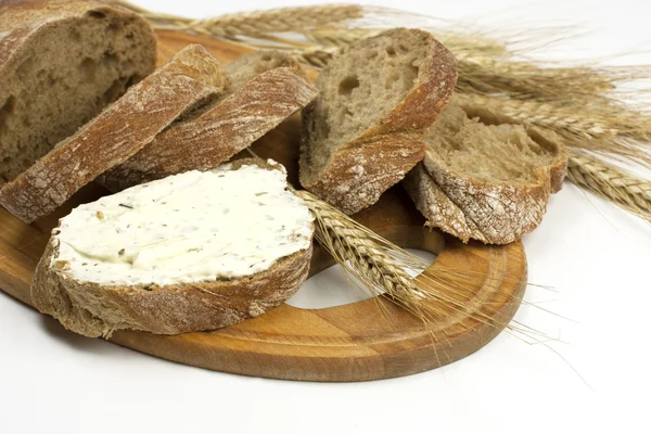 Pan tradicional recién horneado con crema de mantequilla — Foto de Stock