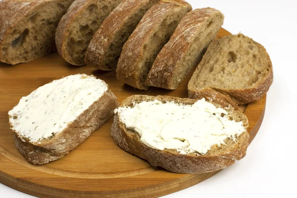 Pane fresco con crema di formaggio — Foto Stock