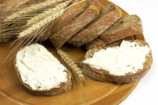 Свежеиспеченный традиционный хлеб со сливочным кремом — стоковое фото
