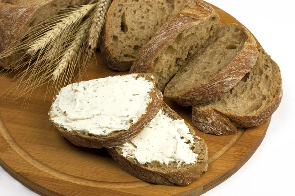 Pão tradicional acabado de assar com creme de manteiga — Fotografia de Stock