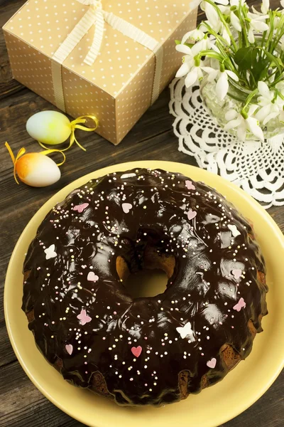Easter cake with gift box and snowdrops — Stock Photo, Image