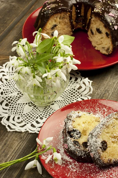 Osterstillleben mit Kuchen und Blumen — Stockfoto