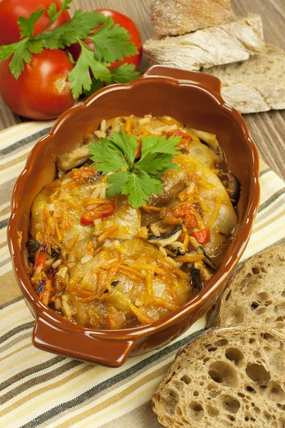 Stuffed cabbage with vegetables — Stock Photo, Image
