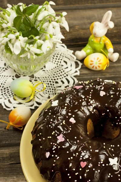 Composizione pasquale con torta e uova colorate Foto Stock Royalty Free