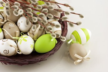 hasır sepet Derma yumurtalı Paskalya natürmort