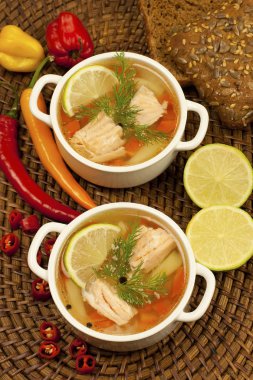 balık çorbası somon, patates ve ekmek