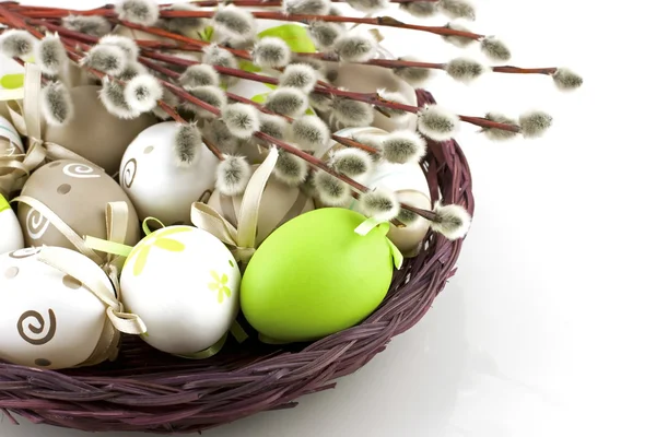 Pâques nature morte avec des œufs colorés dans le panier en osier — Photo