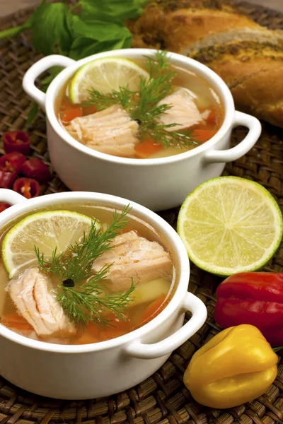 Рибний суп з лосося, картоплі та хліба — стокове фото