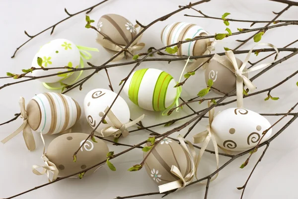 Velikonoční složení s vejci a jarní pobočky — Stock fotografie