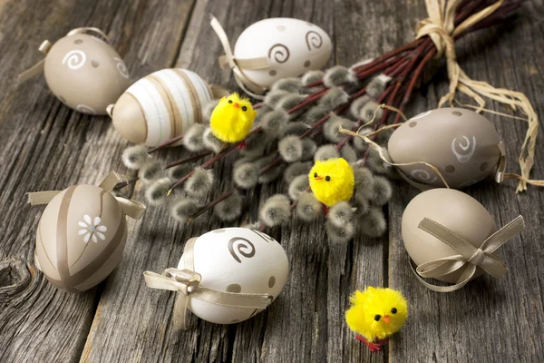 Ahşap tahta üzerinde Paskalya yortusu yumurta — Stok fotoğraf