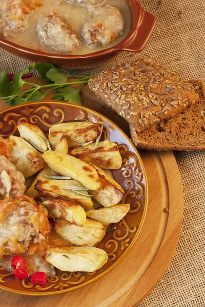 Bakso dengan kentang dan roti gandum — Stok Foto