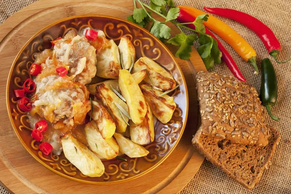 Meatballs with  potatoes and  rye bread — Stock Photo, Image