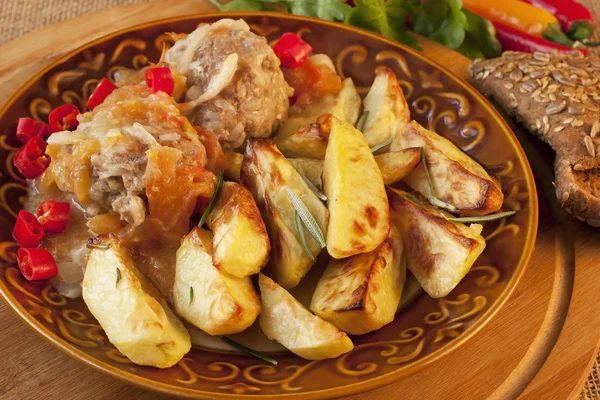 Köttbullar med potatis och rågbröd — Stockfoto