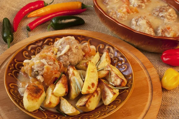 Kjøttboller med poteter og rugbrød – stockfoto