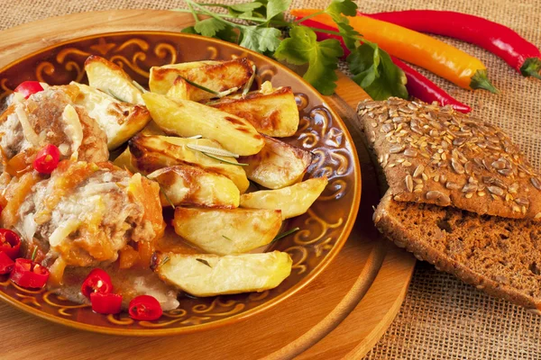 Meatballs with  potatoes and  rye bread — Stock Photo, Image