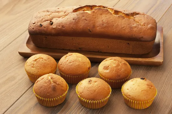 Tasty cake with raisins and walnuts — Stock Photo, Image