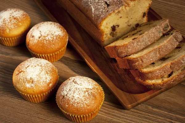 Sabroso pastel con pasas y nueces — Foto de Stock