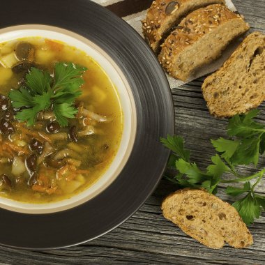 bir bardak taze mantar çorbası