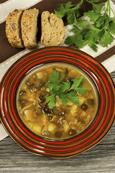 Pilzsuppe in Keramikschüssel — Stockfoto