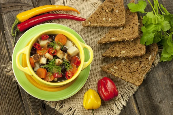 Sopa de feijão tradicional na tigela — Fotografia de Stock