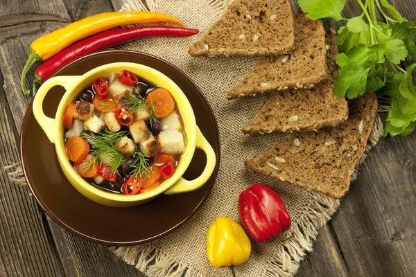 Традиционный бобовый суп в миске — стоковое фото
