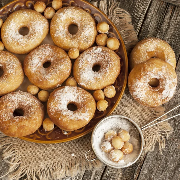 Gustose ciambelle dolci con zucchero a velo — Foto Stock