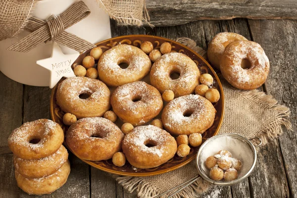 Smakelijke zoete donuts met poedersuiker — Stockfoto