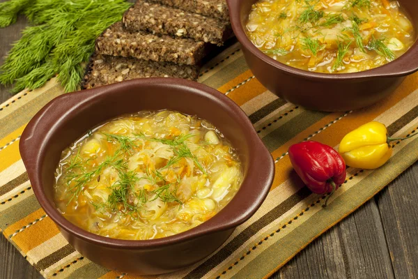 Sopa de chucrute em tigela de cerâmica na mesa de madeira — Fotografia de Stock