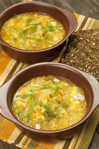 Sopa de chucrut en tazón de cerámica sobre mesa de madera —  Fotos de Stock