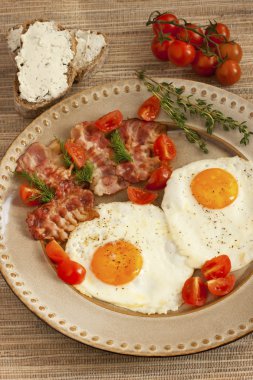 yumurta ekmek ve kahvaltı için pastırma