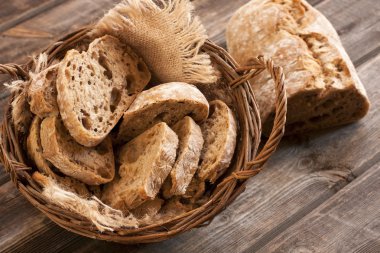 bagietki w wiklinowym koszu