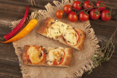 peynir, biber ve et pizza