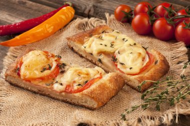 peynir, biber ve et pizza