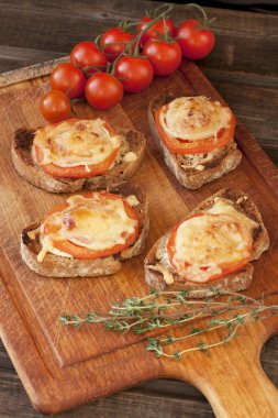 İtalyan bruschetta 'sı ahşap masada