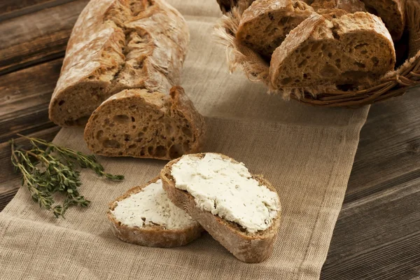 Pan tradicional recién horneado con crema de mantequilla — Foto de Stock