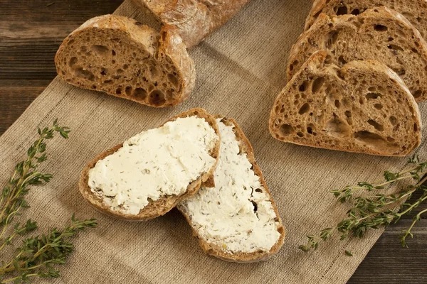 Свежеиспеченный традиционный хлеб со сливочным кремом — стоковое фото