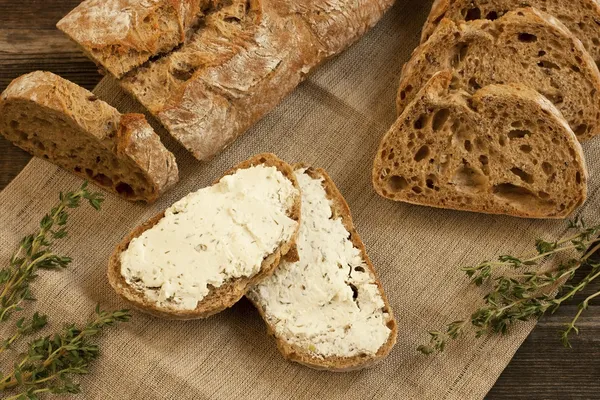 Pan tradicional recién horneado con crema de mantequilla — Foto de Stock